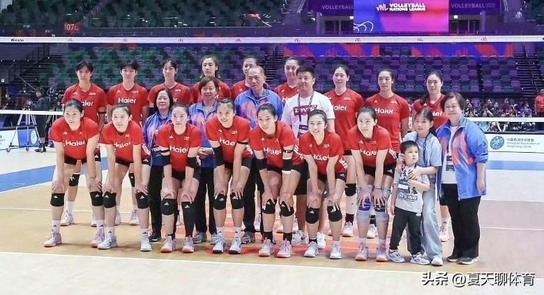 中国女排抵达香港的首堂公开训练课！启德体育馆将近2000名观众前来观看，生动、精