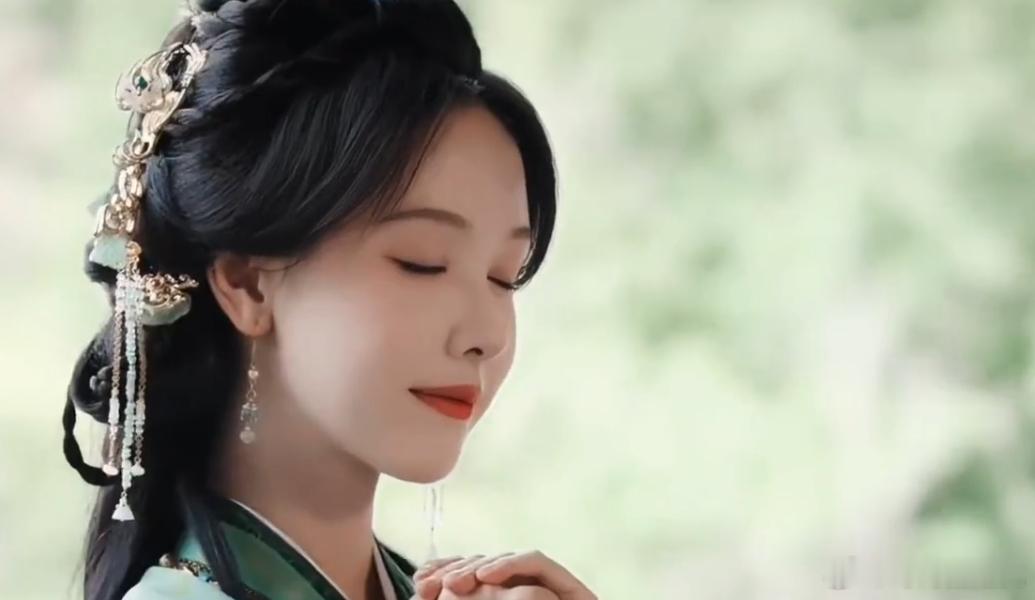 陈都灵楚朝直视镜头这一下陈都灵眼神戏情绪表达力 当陈都灵用眼神直视镜头时，仿佛世
