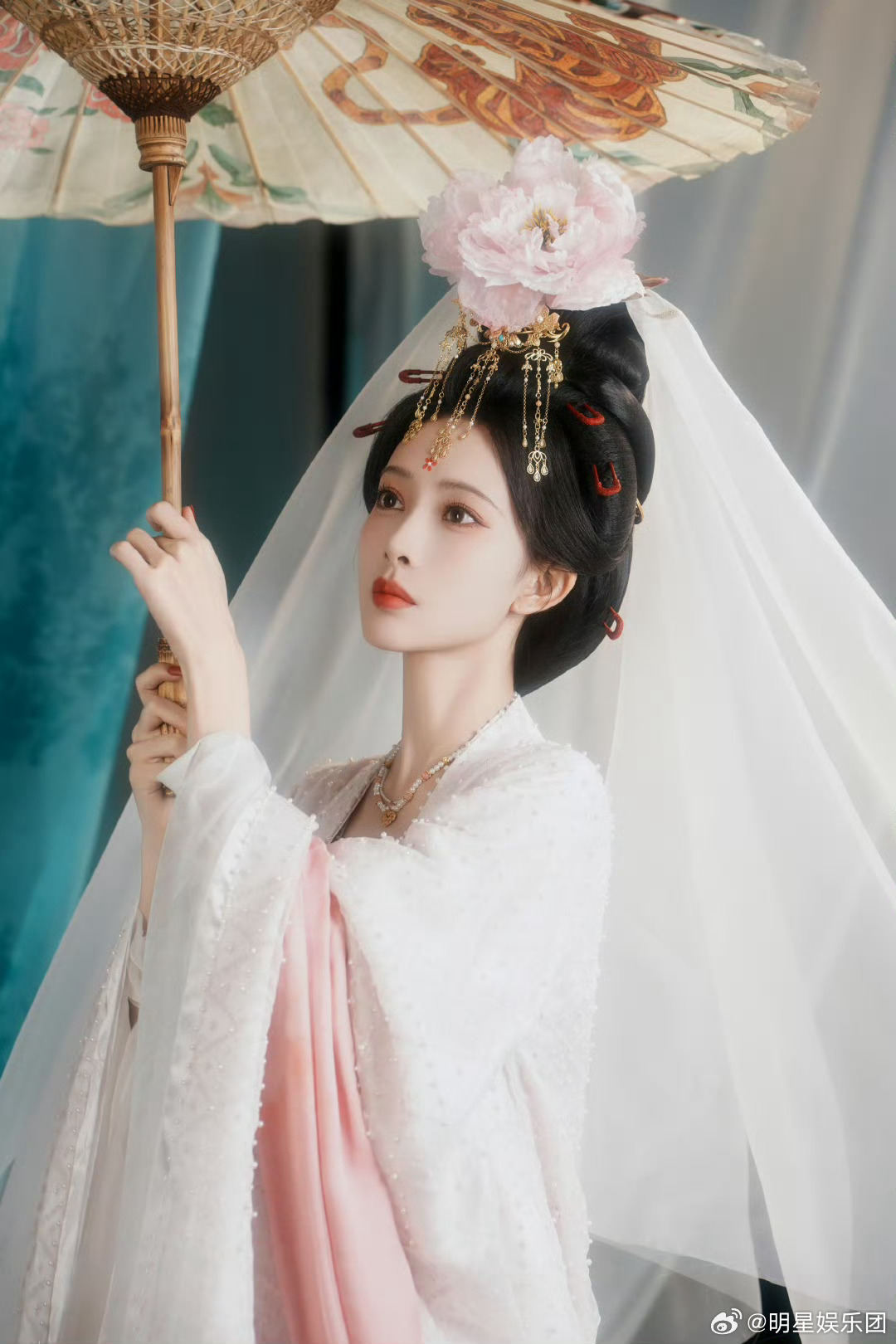 孟子义神女含泪悲悯感白衣搭配湖蓝幔帐，头饰融入凤凰图腾与金钗元素，突出清冷神性。