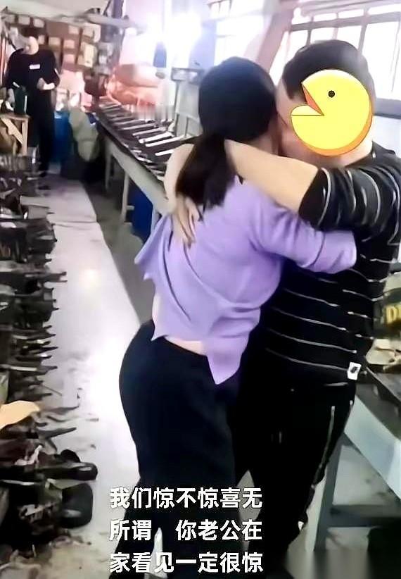 宁波工厂那段监控，炸了。
组装线上，机器嗡嗡响，男工友一伸手，女工友一侧身，推推