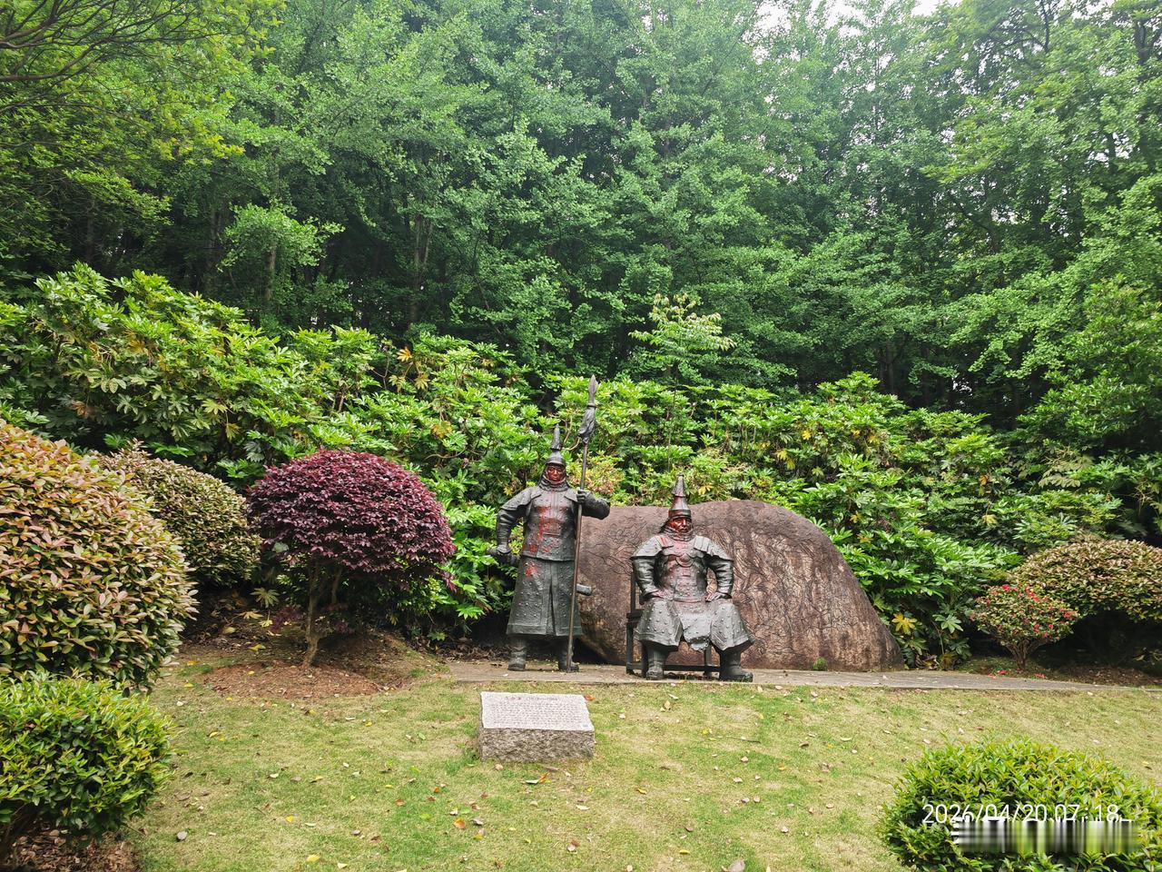 左宗棠收复新疆，为中华民族保住166万平方公里国土，岳阳为纪念缅怀左宗棠贡献，在