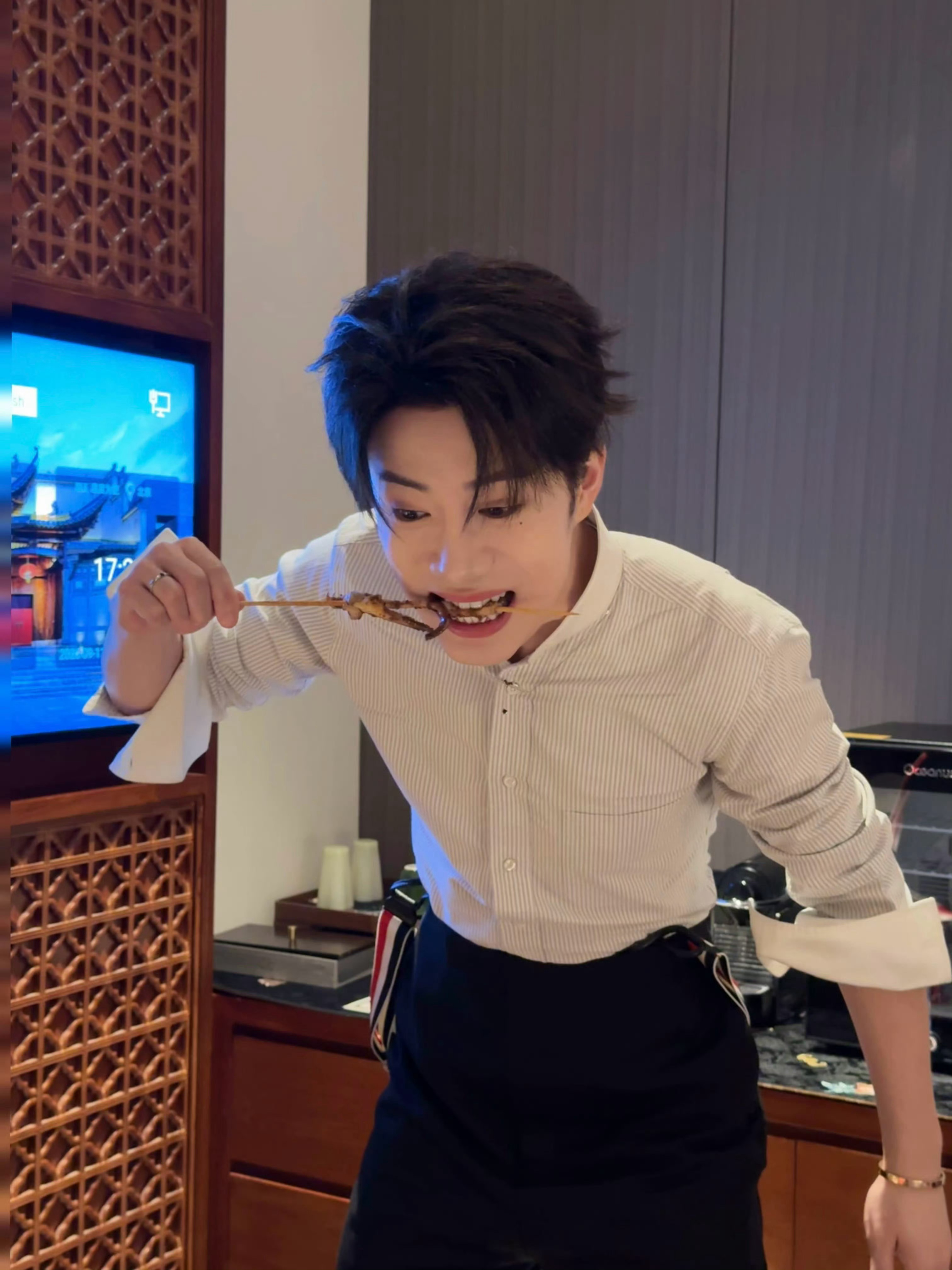 鹭卓成熟西装男人极饿时鹭卓换上利落黑西装造型，褪去少年稚气，尽显沉稳成熟气场。本
