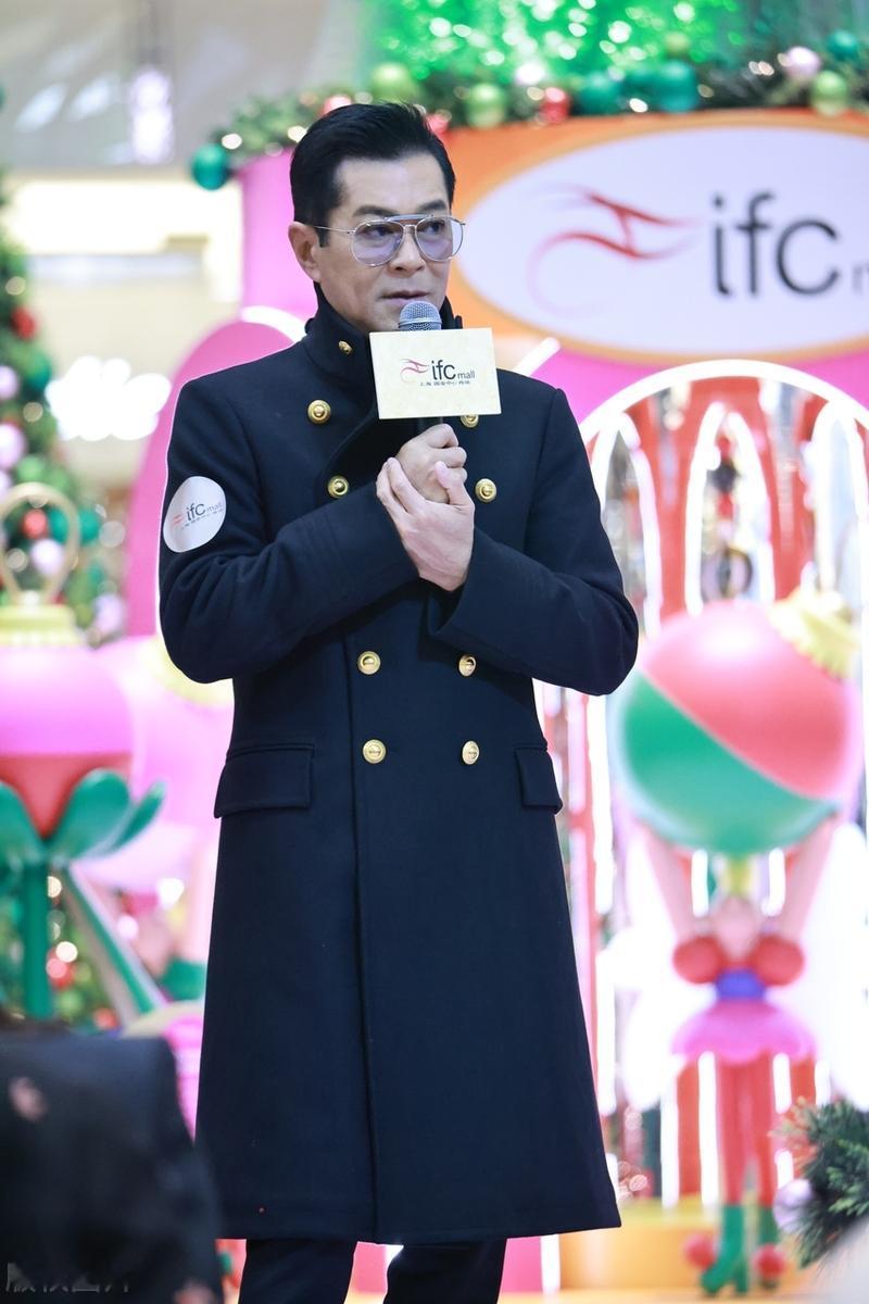 最近古天乐在上海出席活动，他这回搭配了一身黑色的衣服，看起来很潇洒。

古天乐外