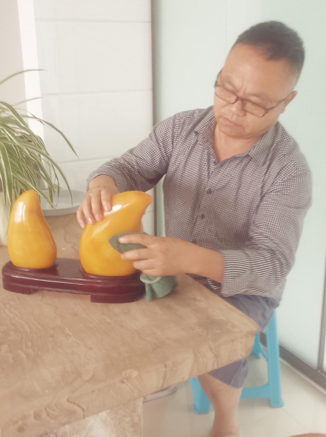 我收藏的石头（5）：黄龙玉芒果。
     好多年前的一个秋天，也就是这段时间的