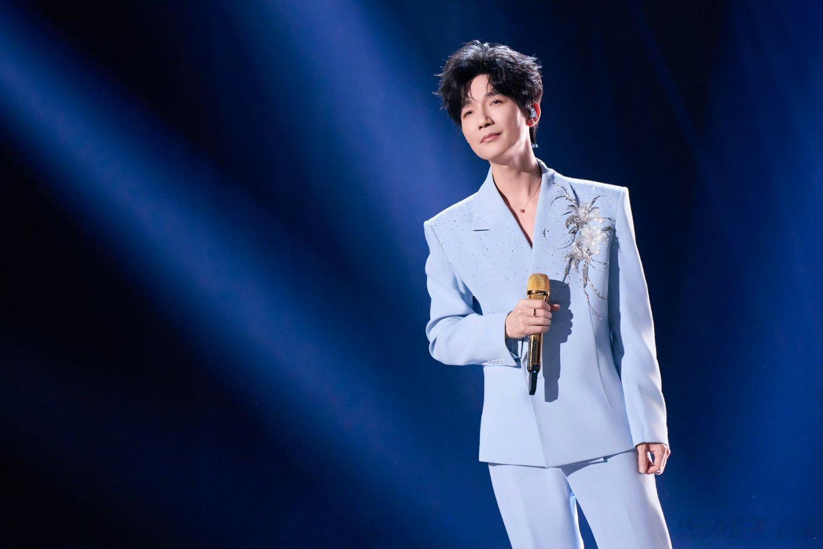 陈楚生像疯了一样幕后vlog从歌曲选曲时的斟酌考量，再到舞台走位的精心设计，vl