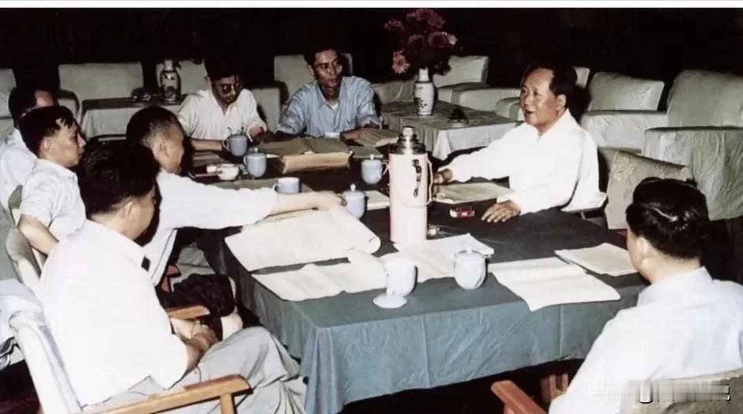 这张照片完美诠释出老一辈革命家的简朴与节约，是值得我们永远学习的榜样。
照片中，
