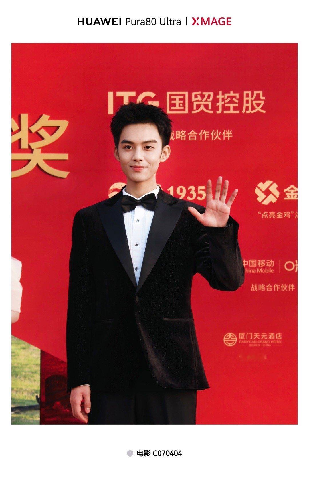 颁奖礼拍照秘密武器就是华为Pura 80 Ultra！超级长焦轻松穿透人群，明星