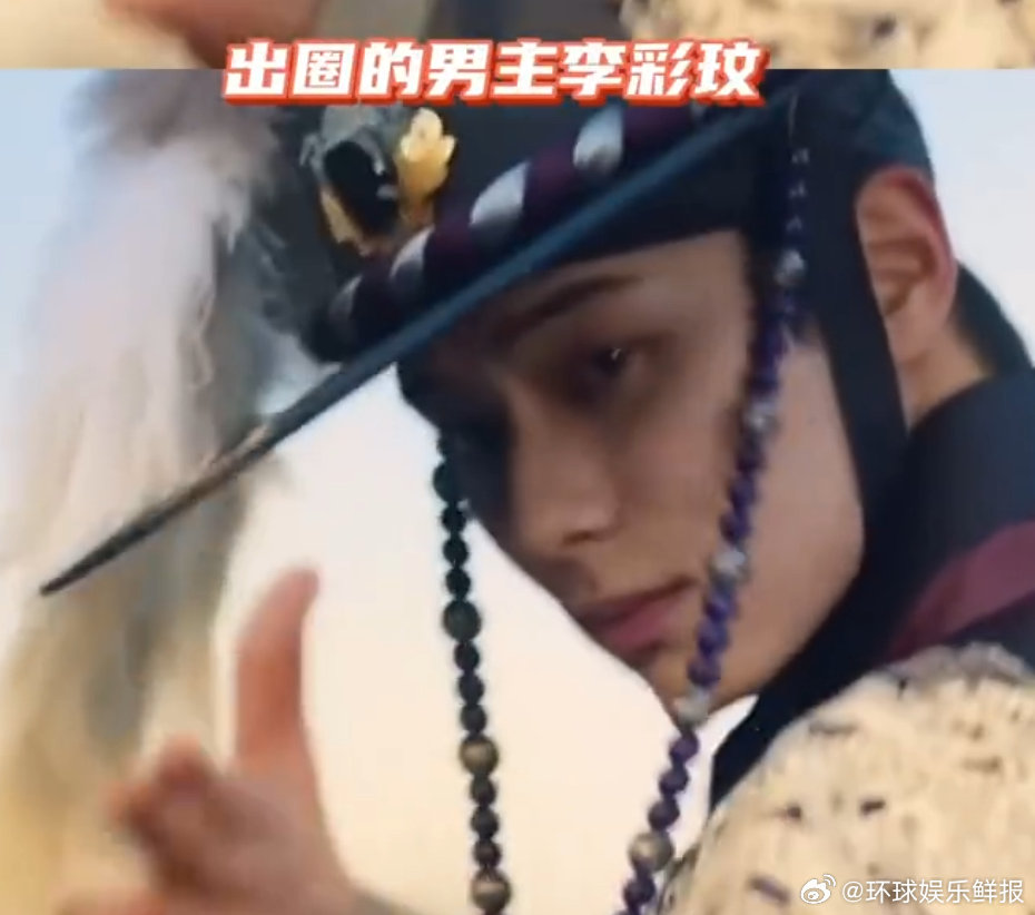 李彩玟演我追星林允儿这小子也太真实了！发布会全程笑到停不下来，跟允儿握手那反应，