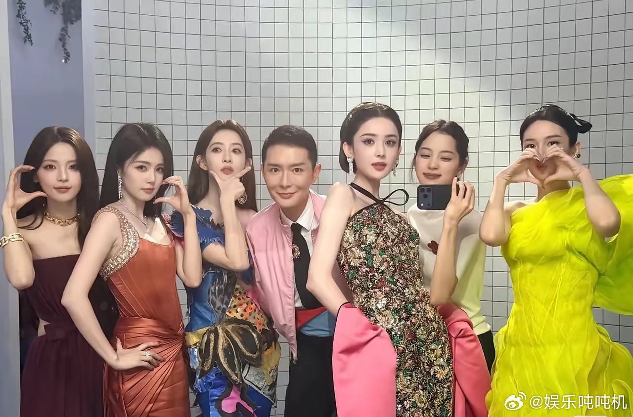 vogue红毯确实挺让人纳闷的，震惊的不是刘亦菲左右眼大小不同，也不是迪丽热巴蝴