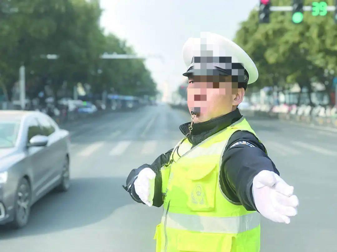 见过最戳人的职场落差，藏在“借调”两个字里。
 
有位交警被临时调到电视台，从零
