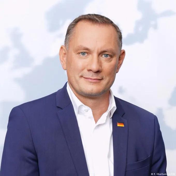 德国当局紧张了！在德国，有一个政党——选择党在所有民意调查中都处于领先地位，并有