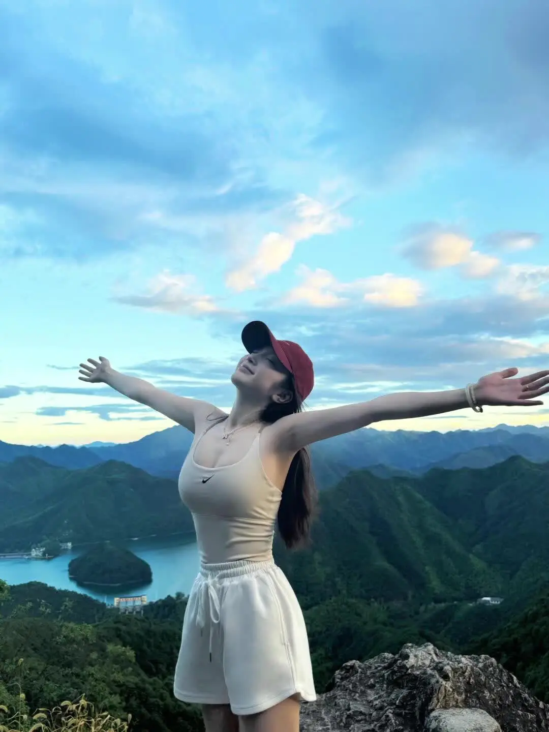 “男人最珍贵的三样东西，只会留给最心爱的女人，如果你得到了，一定要加倍珍惜.”