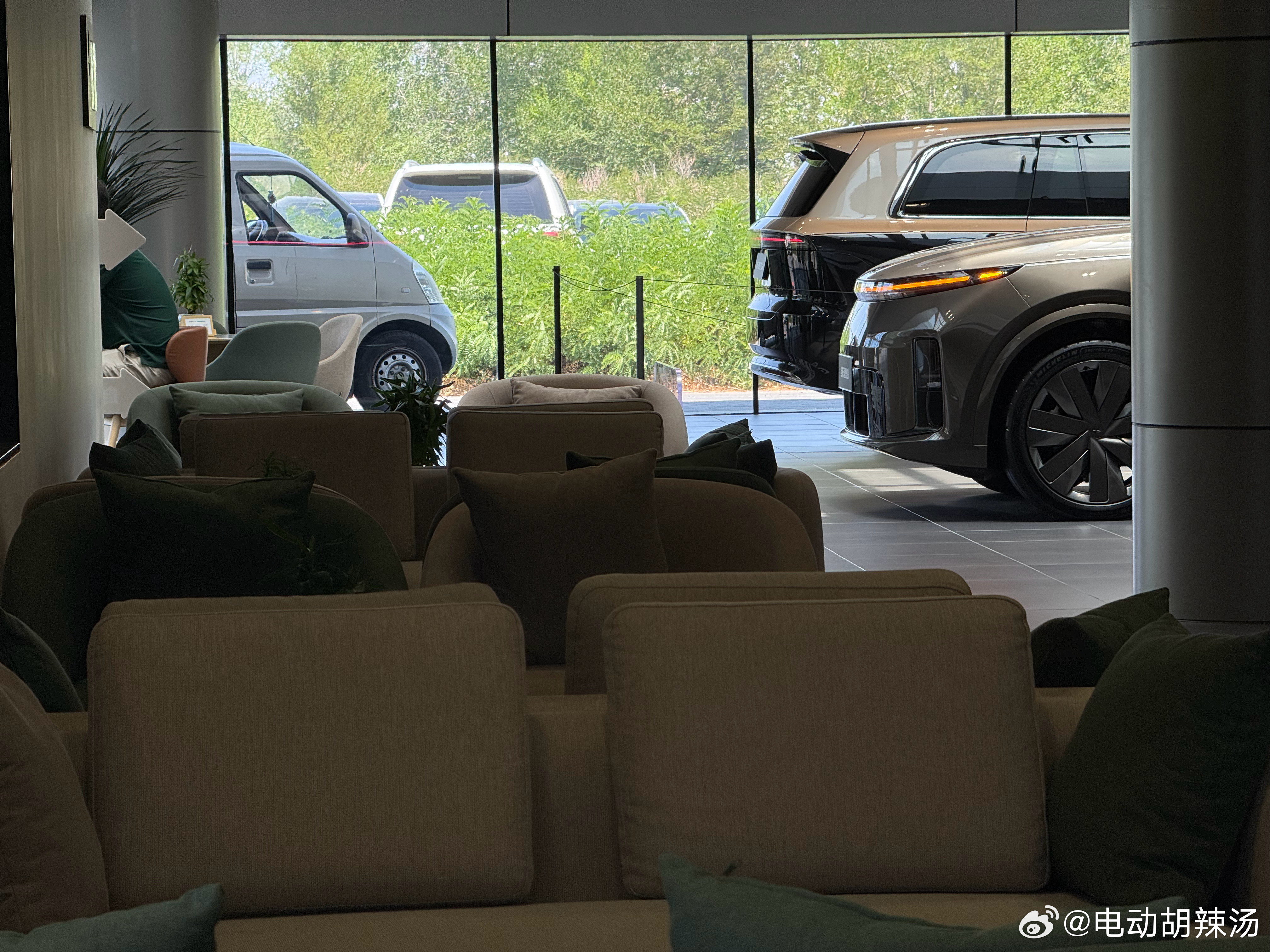 乌鲁木齐门店里双色Livis很吸引人…到附近超充站看到销售带客户试驾L9Livi
