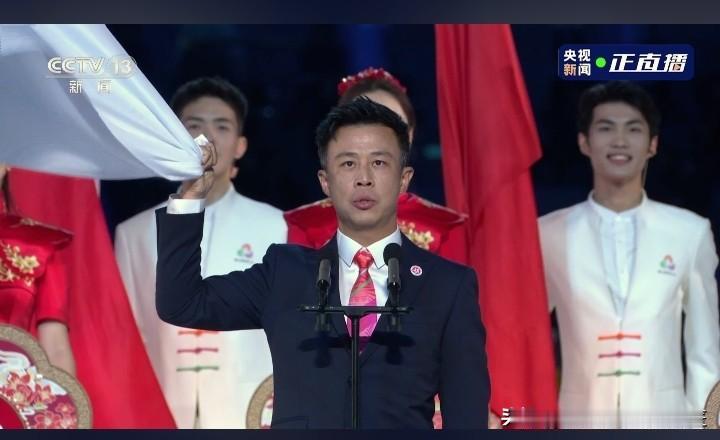 当背景板的旗手，一直笑到最后。
全运会上运动员、裁判员等代表宣誓的时候，身后的旗