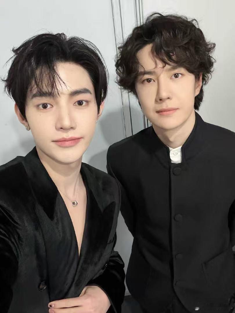 王一博章昊自拍照ZB1晒王一博章昊自拍 2月6日，晒了与章昊自拍照，并配文“感谢