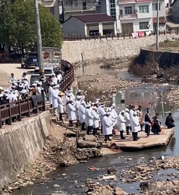 湖南衡阳这边叫“请水”，请回来的水给逝者擦洗身体再入棺，南方在水边，北方在十字路