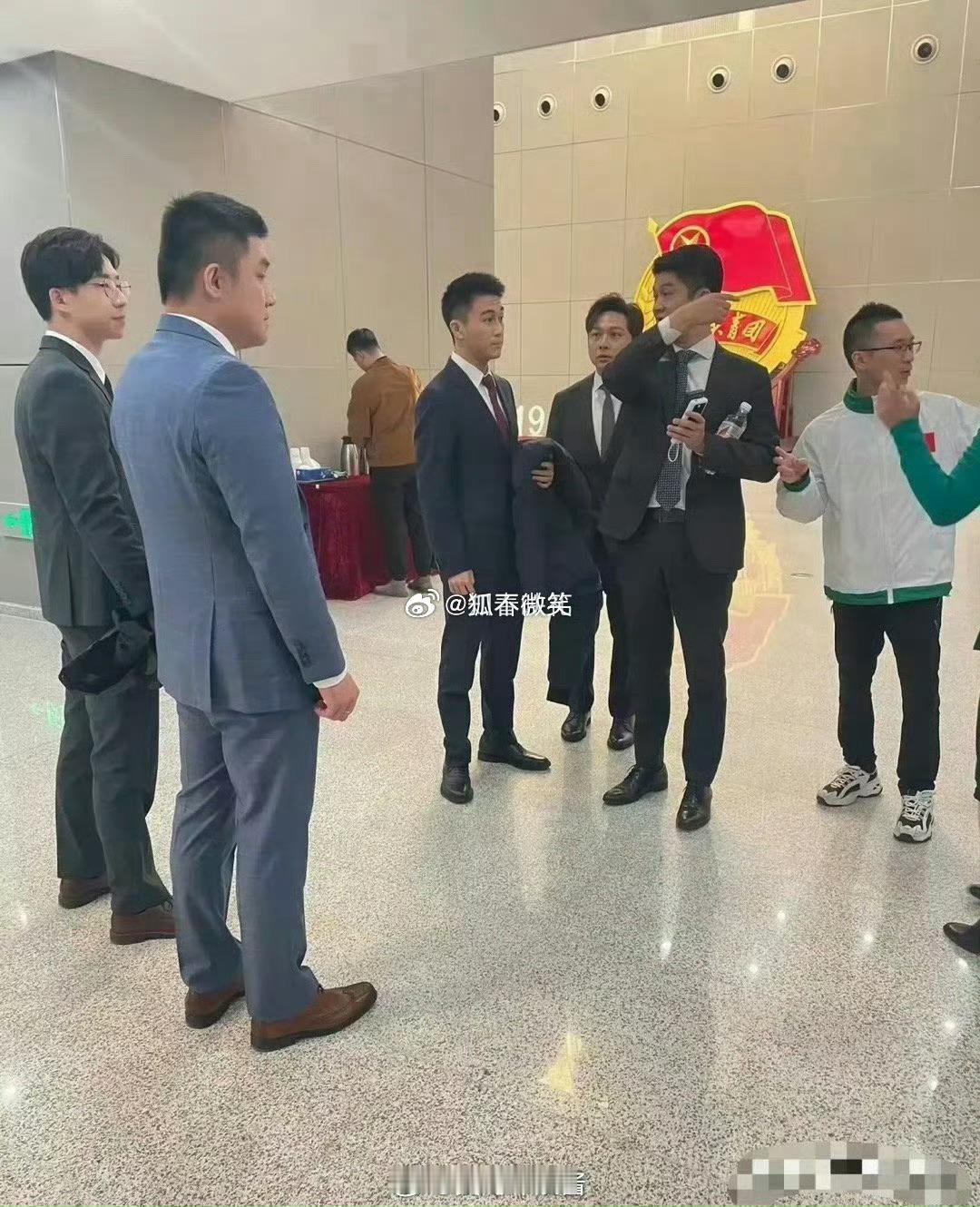 何猷君和其他男的站在一起也不矮啊！那为啥大家都说他个子小？ ​​​