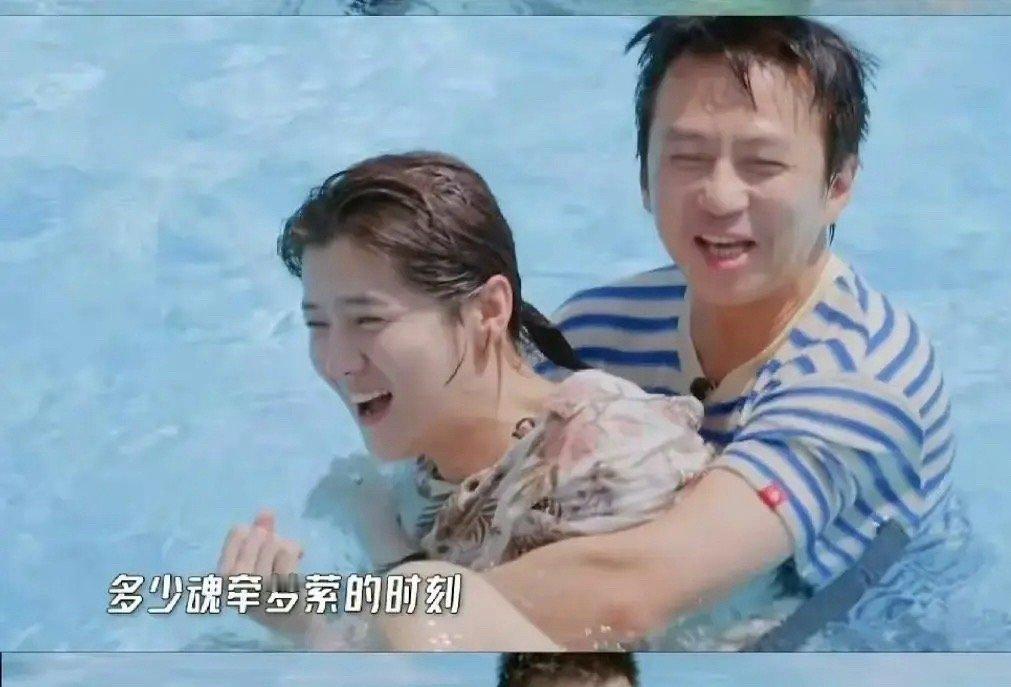球迷吐槽: 不知道的以为邓超搂着一个大妈 ​​​
