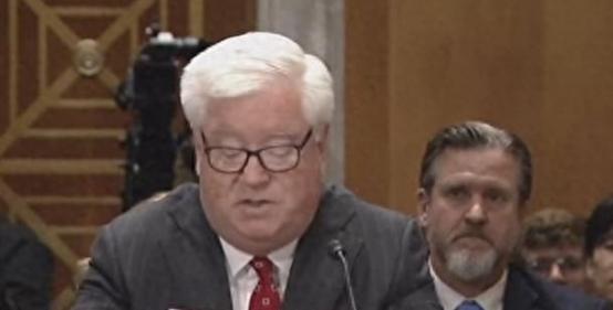 日本全网彻底炸了，美国驻日大使格拉斯开完会直接对着媒体放话，声称自己代表总统和大