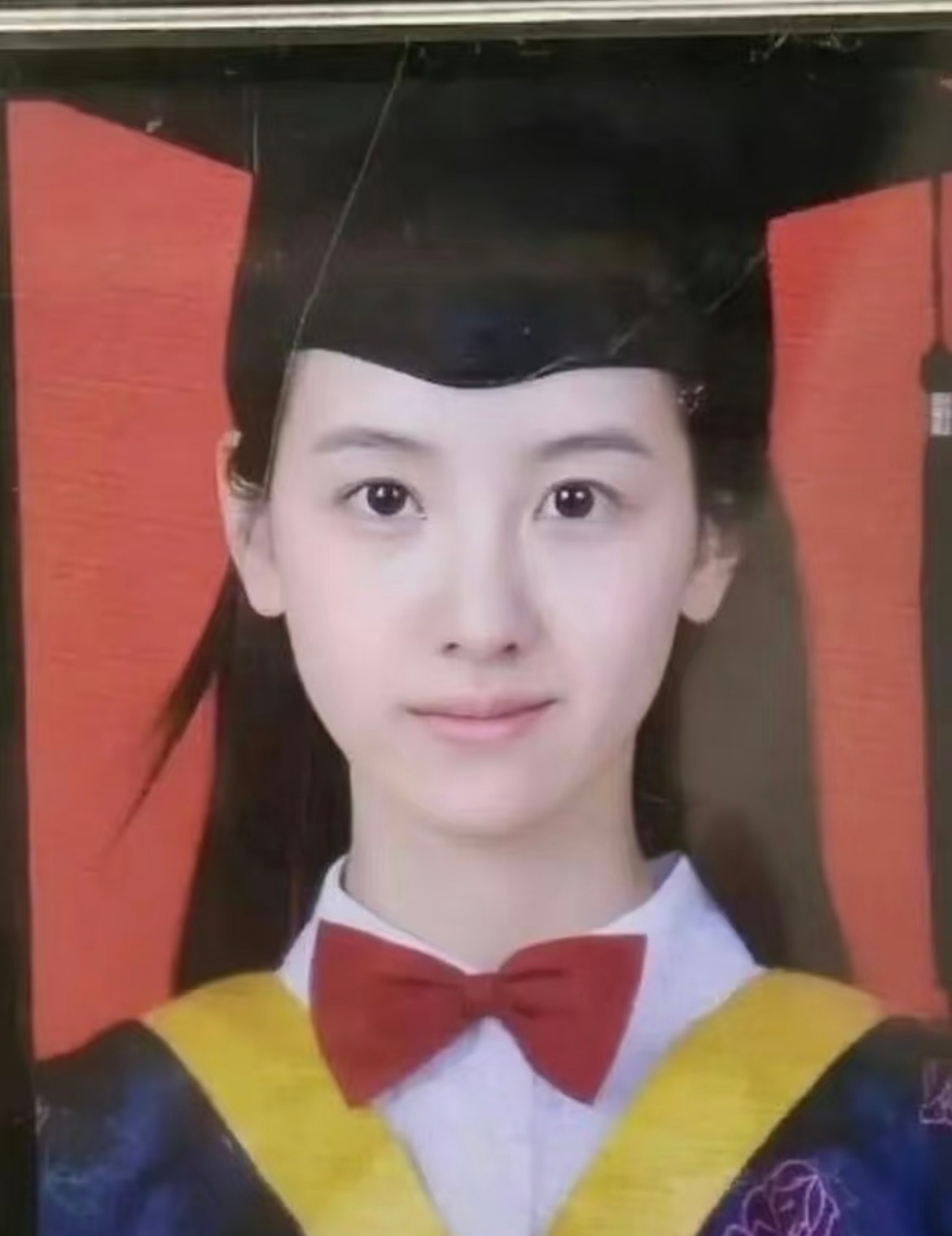 陈都灵穿学士服路透陈都灵新剧毕业照和十年前一样萌之萌之 