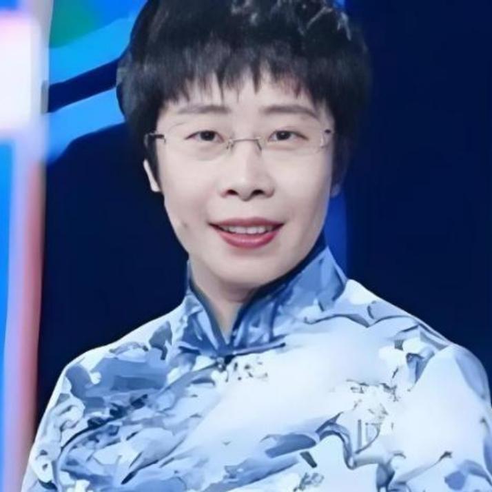 北大才女蒙曼未婚，父亲抱憾离世，一句话看哭无数人
 
蒙曼，北大博士、百家讲坛名