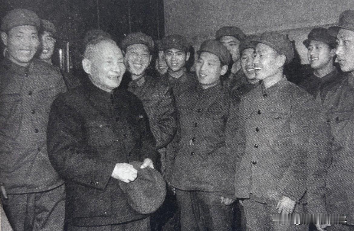 1979年2月，陈云同警卫战士在一起亲切交谈。陈云对身边的年轻警卫战士非常亲切，