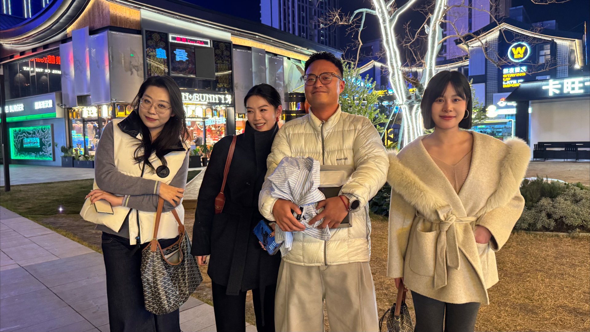 他让我给他拍张照。 