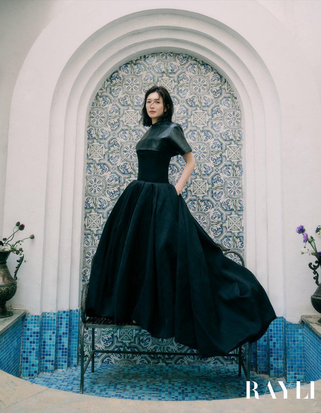 江疏影初夏慵懒大片浅夏清风，氛围感氛围感拉满。江疏影褪去凌厉锋芒，自在随性尽显松