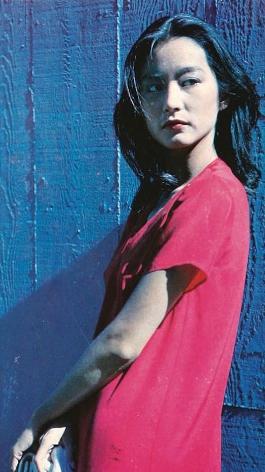 1981年，出演《爱杀》时期的林青霞，为《号外》杂志拍摄的一幅封面写真。 