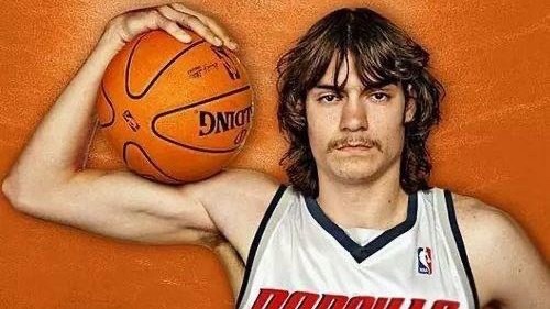 夏洛特人的意难平是二十年前那位探花：白人，高球商，NCAA进攻狂魔，难得一见的拉