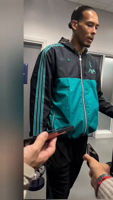 范戴克表示，到场观战的球迷，正助力状态火热的红军不断前进。距离周日联赛迎战卫冕冠