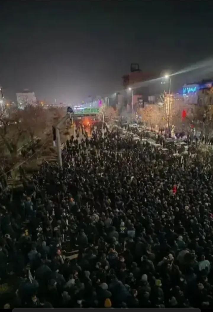 当地时间1月11日，伊朗政府发布重磅公告：为近期骚乱中牺牲的111名安全人员举行