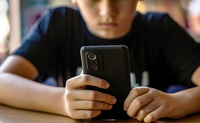 英国议会上议院通过决议，要求立法禁止十六岁以下未成年人使用社交媒体，相关修正案获