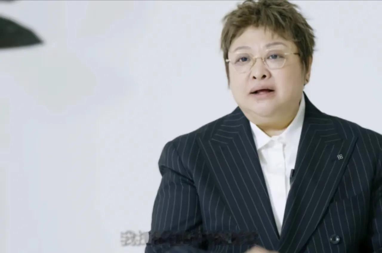 韩红要是真想就此放下公益抽身而退，说实在的，没那么简单。基金会背后站着那么多常年