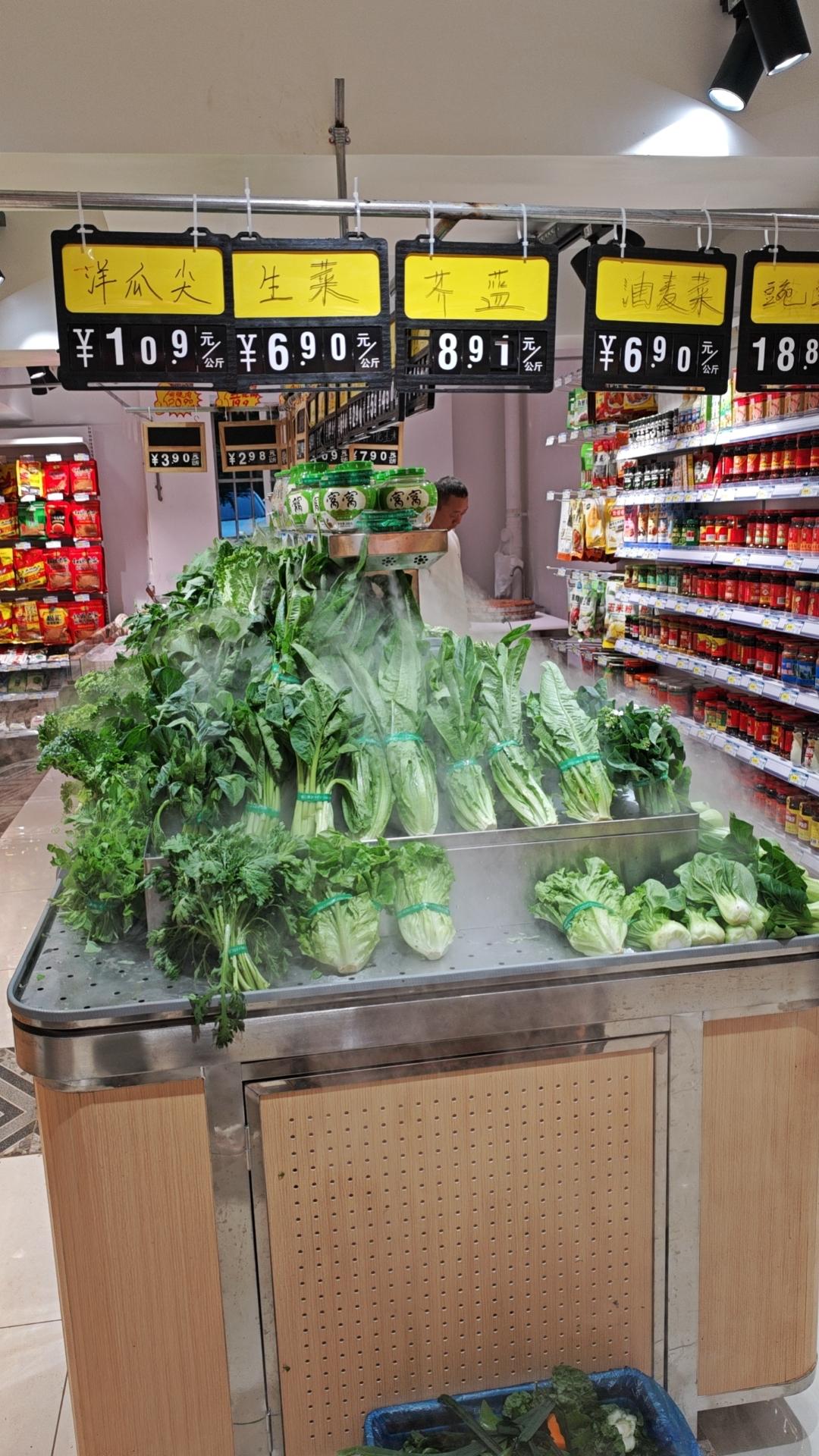 刚才下楼买水，真的被老板家娃笑不活了！
 
五岁小不点举着根棒棒糖当话筒，对着货