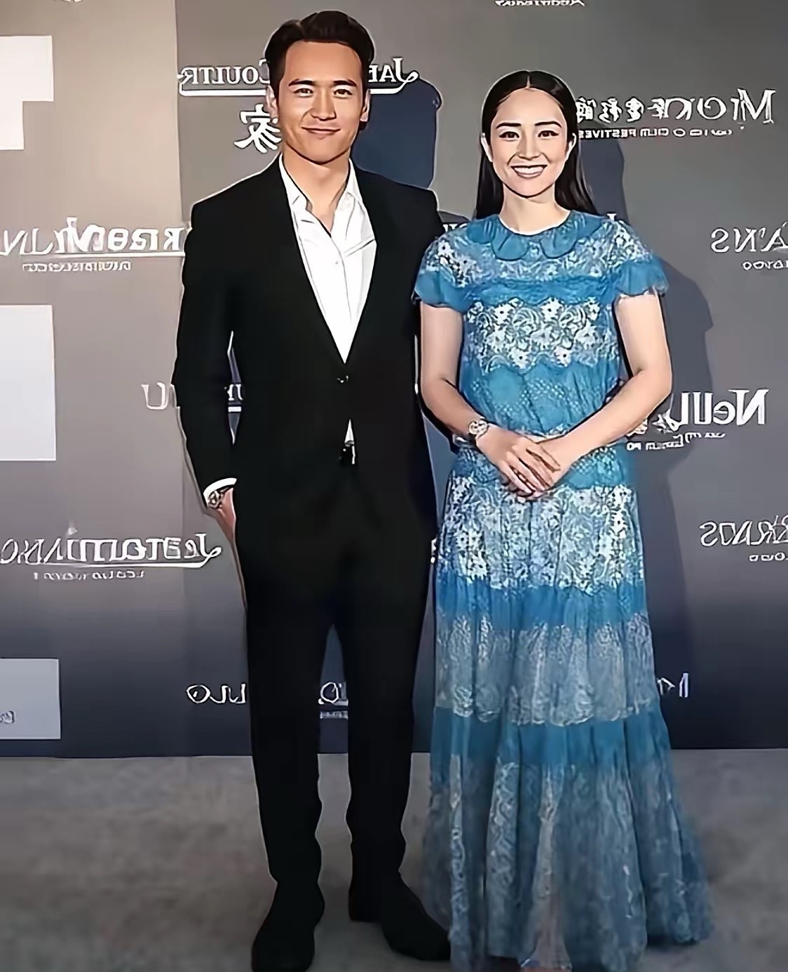 高云翔与现任妻子出席活动的合影，有的网友说长得有点像董璇 