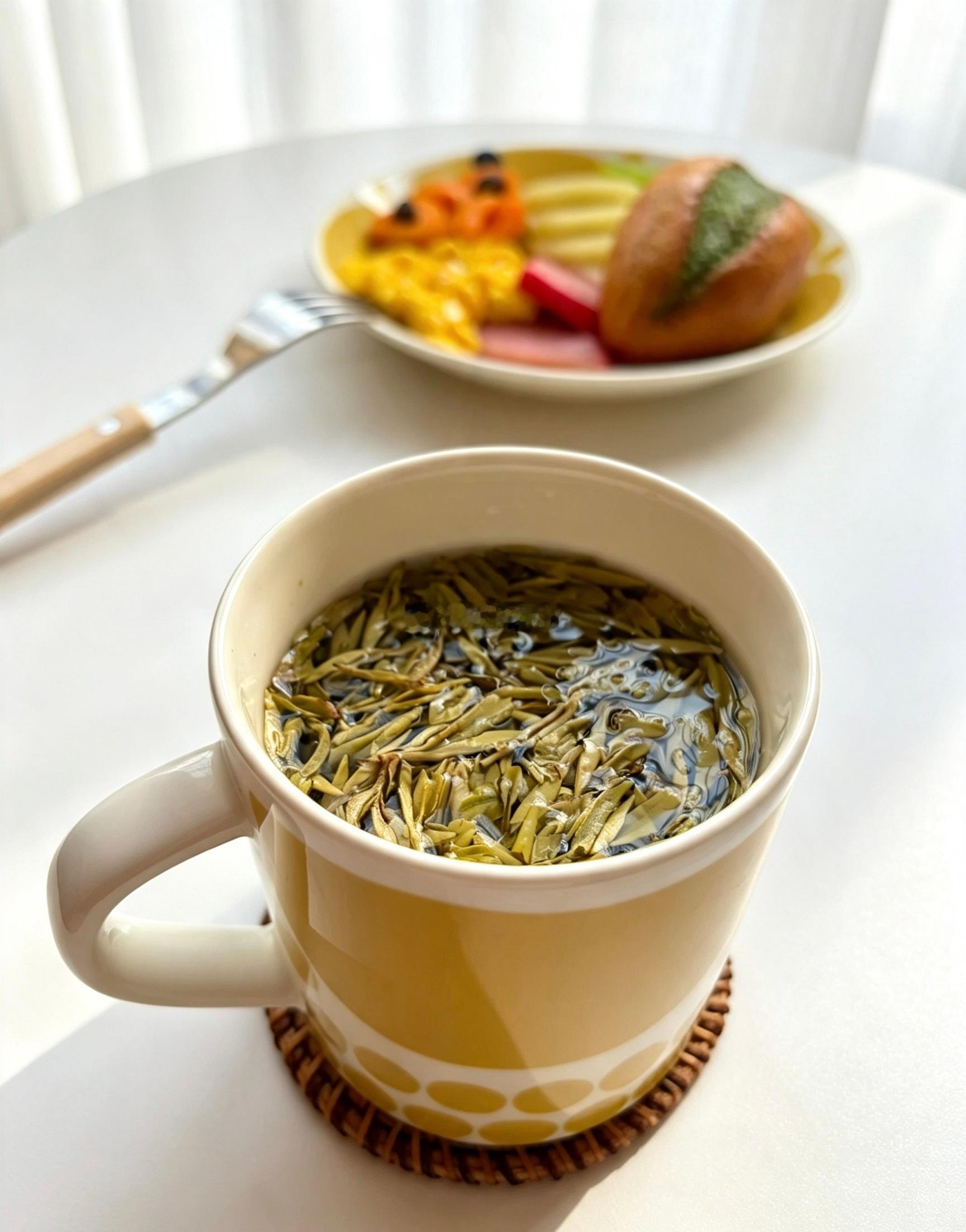 元气早餐蒜香米法棍滑蛋配水果，再来杯绿茶，简简单单的早饭，吃得舒服才最重要。今日