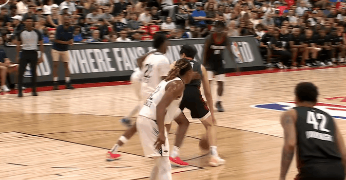 进攻犯规！杨瀚森这球有点着急了！
在今天NBA夏季联赛开拓者对阵鹈鹕的第二节比赛