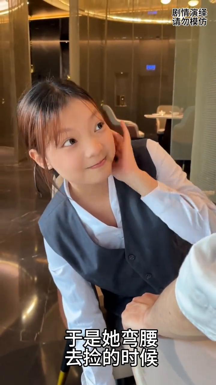 女子去捡掉地上的瓶子，谁知男子却护住桌角保护她。
女子和同事在一起吃饭，这时她不