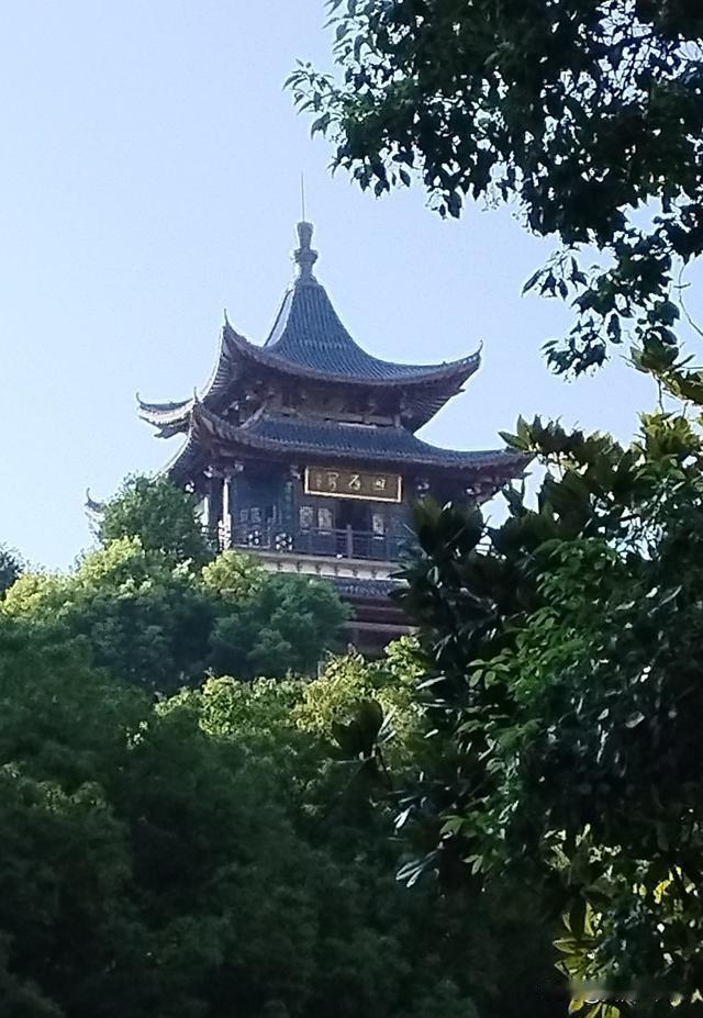 今日天下热入伏，衡阳市民纷入“福”。
在天下南岳第一峰下，衡阳市图市馆自7月10