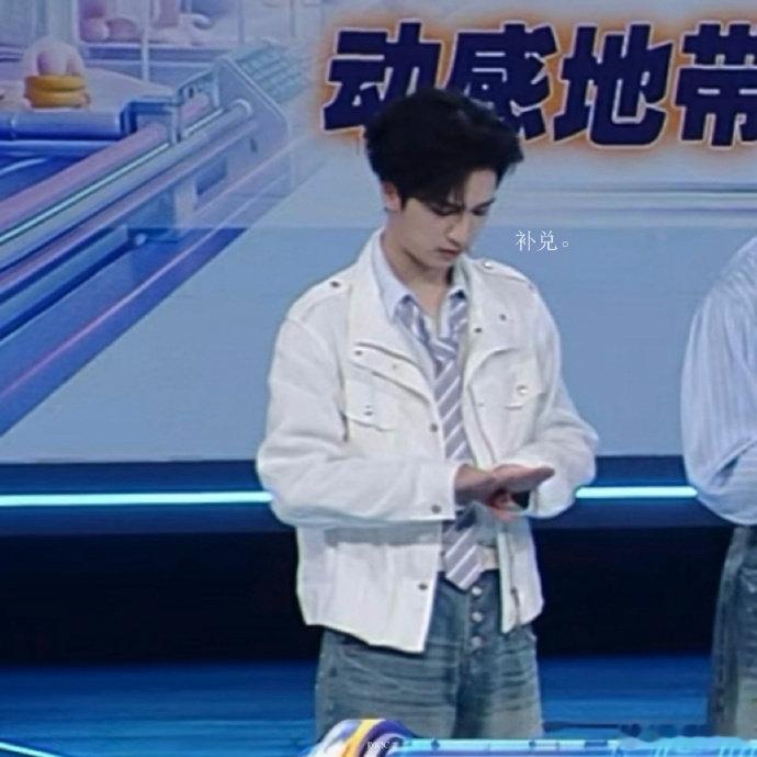 严浩翔色差check严浩翔双手色差对比全员色差抽查轮到严浩翔，两手放在一处差距明