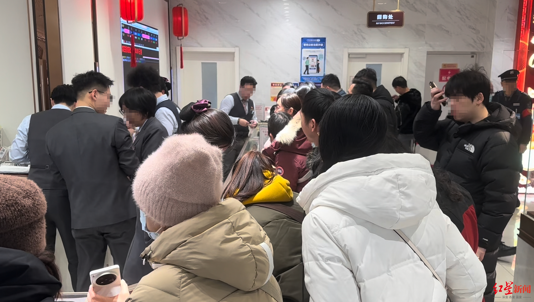 #北京热门黄金店铺人潮汹涌#【实探金店现场：柜台前人潮汹涌，有人一次买超1000