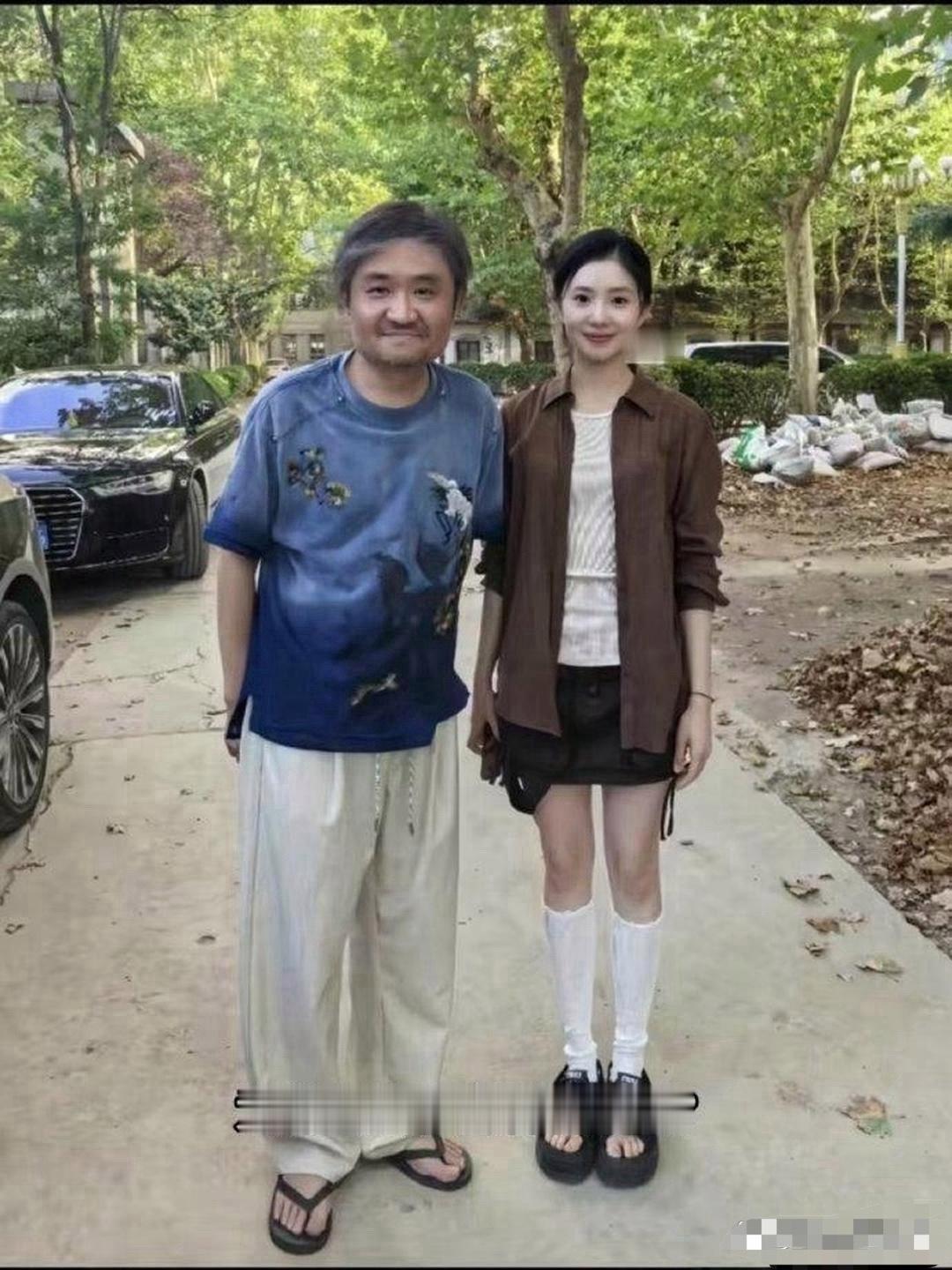 直观感受刘浩存的脸有多小，好完美的头身比！ 