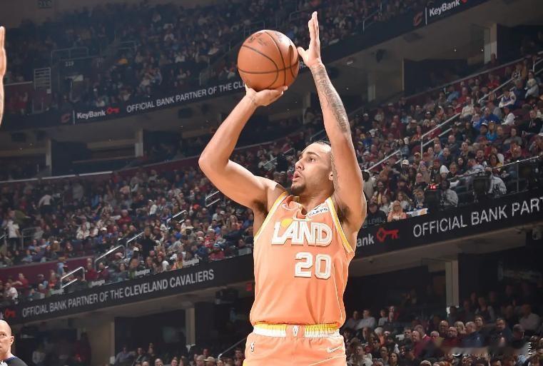 其实杰伦-泰森在场上的效果是相当不错的，本赛季的各项数据也是值得肯定的，他看起来