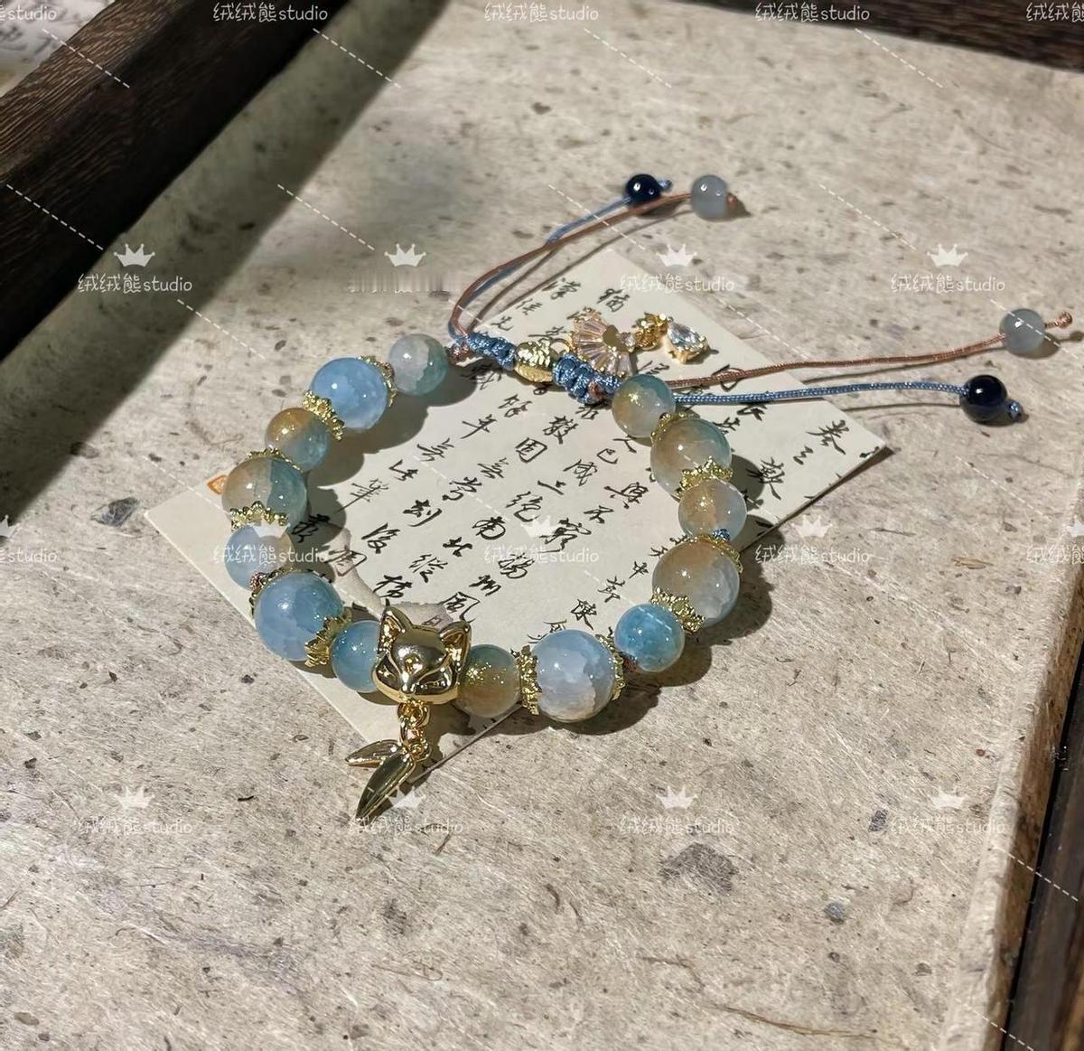 齐司礼的手链，卖断货了。
不是金，不是钻，是姑娘们心里那点念想。
925银配玉石