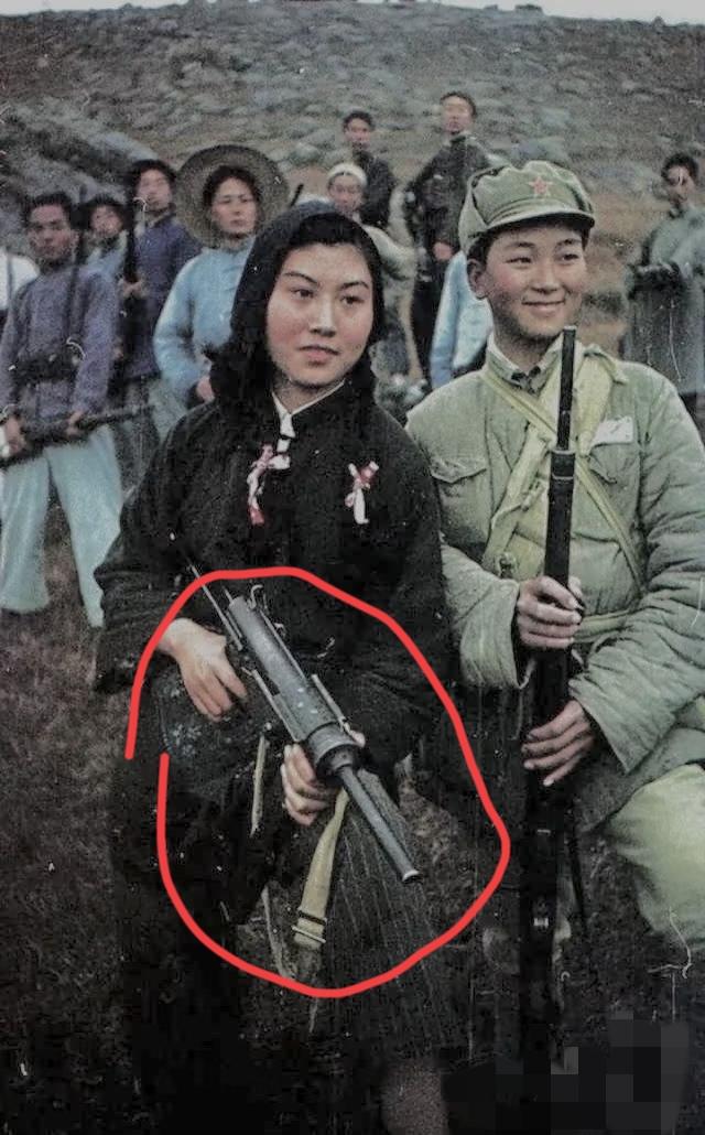 有没有当过兵的老前辈？从着装上看，这两位女战士大概是什么年份的士兵啊？手上拿的这