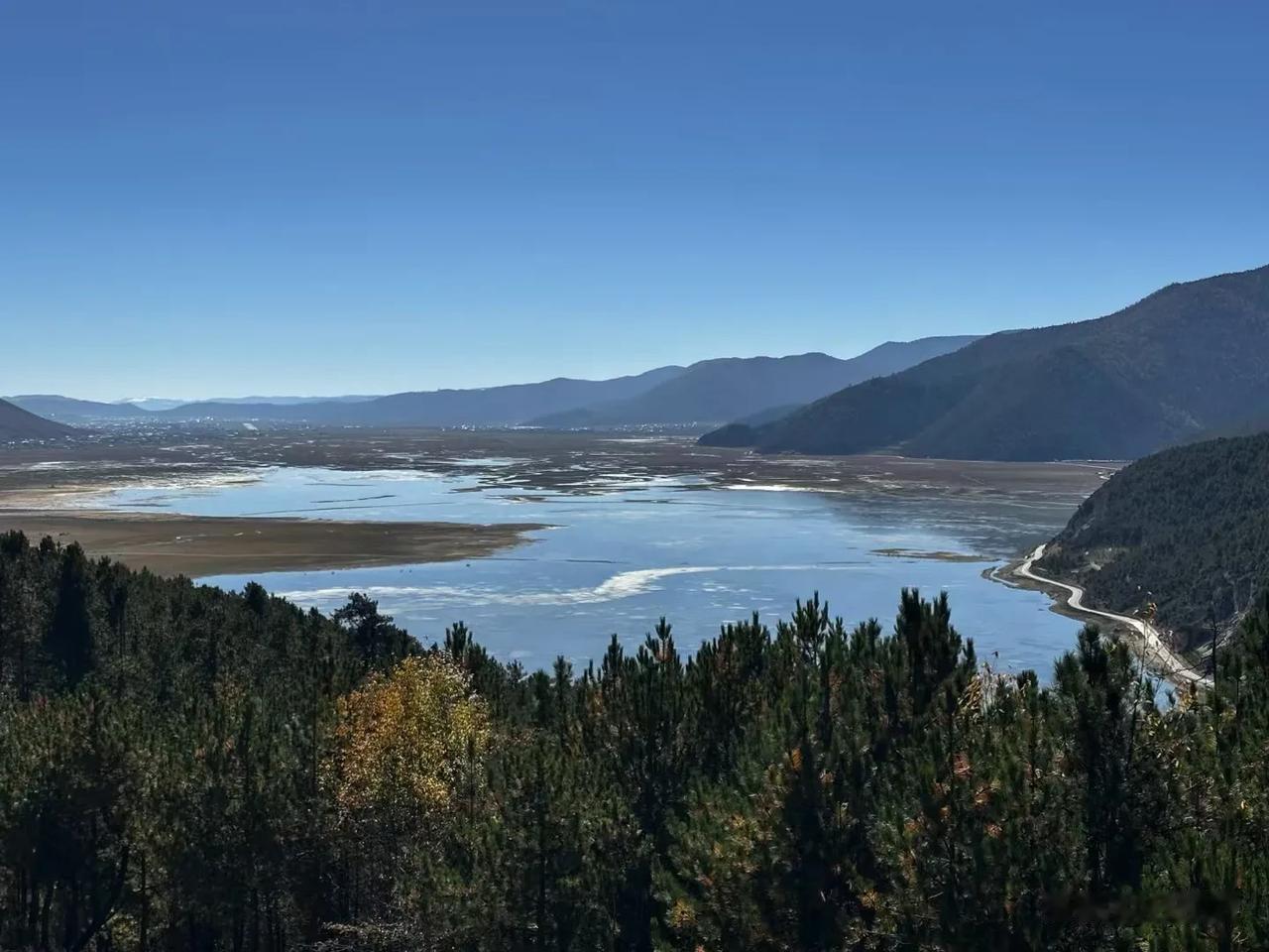 永远是这样，
风后面是风，
天空上面是天空，
道路前面还是道路。