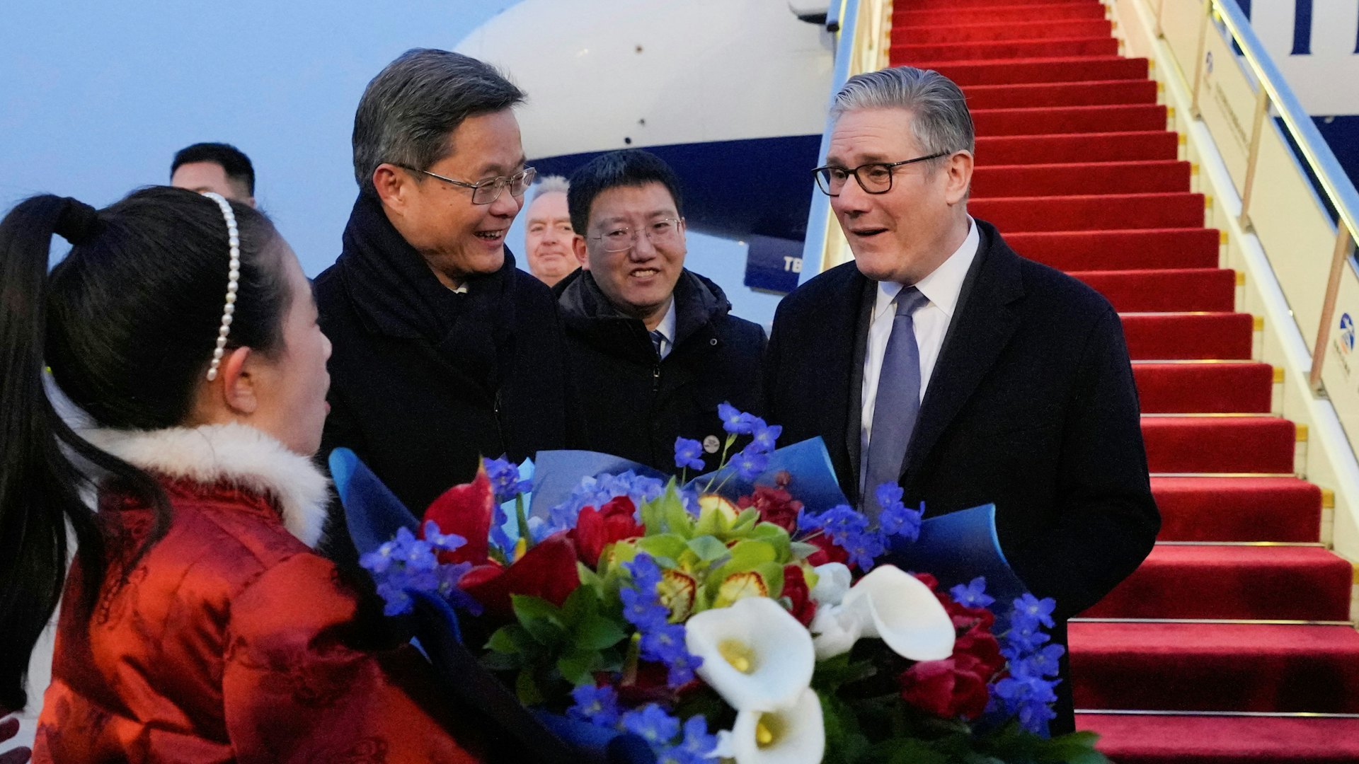 英首相时隔八年访华，旨在修复双边关系并深化经贸合作。随访的包括五十余家英国大型企