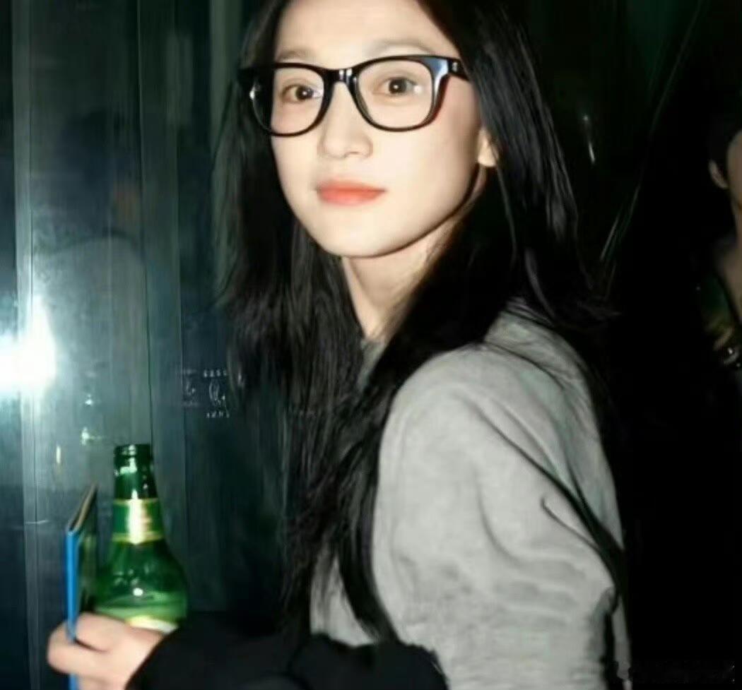 很早之前有一个热搜，说周迅：小姐，你有一张未婚妻的脸。这个描述令人心驰神往，仿佛