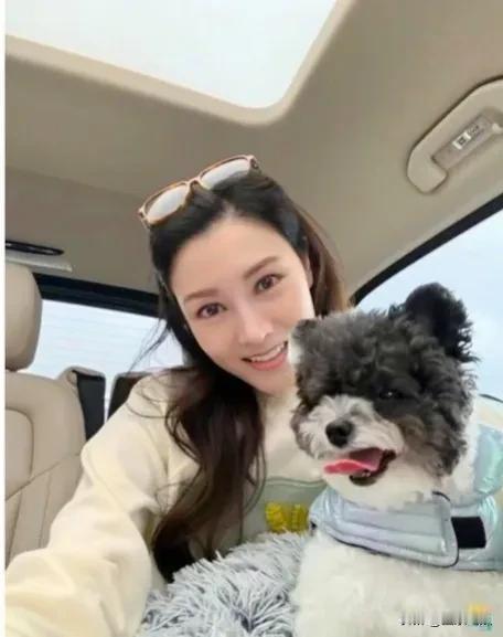 54岁的李嘉欣看上去一点都不显老，年轻的她是港姐中最美的，身材苗条婀娜多姿，弯弯